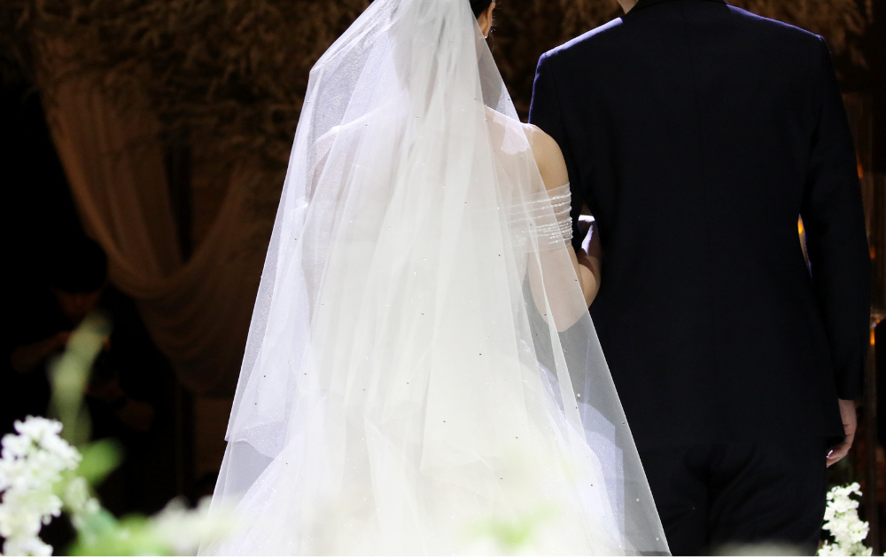 Comment choisir le bon pressing pour sa robe de mariée ?