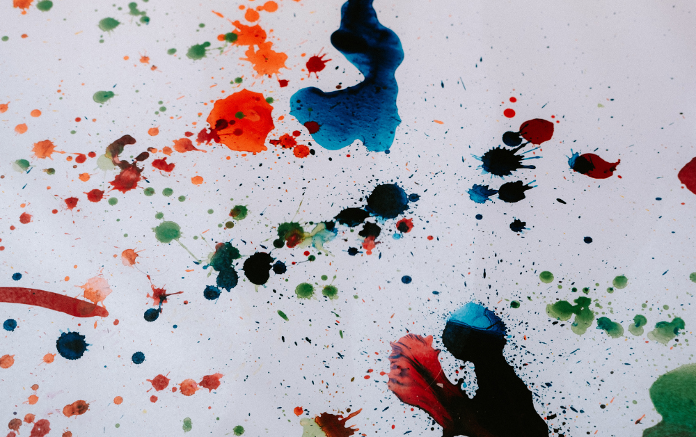 Tache de peinture sur un vêtement : les solutions pour la retirer efficacement