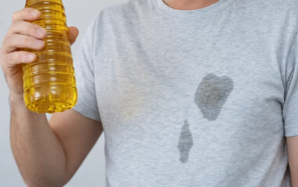 Comment enlever une tache de graisse sur un vêtement ?